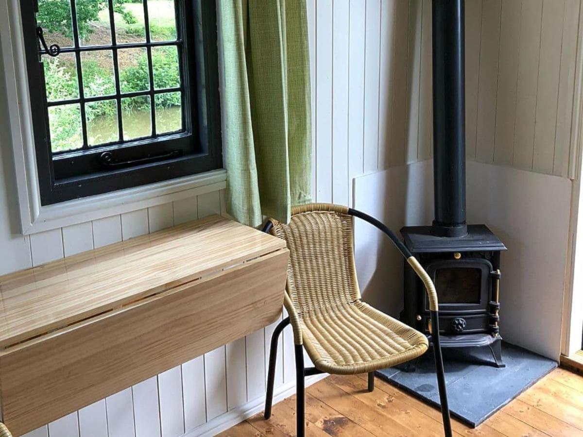 Snug & Secluded Lakeside Shepherds Hut 'Carp' 阿克菲尔德 外观 照片