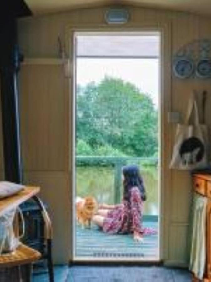 Snug & Secluded Lakeside Shepherds Hut 'Carp' 阿克菲尔德 外观 照片