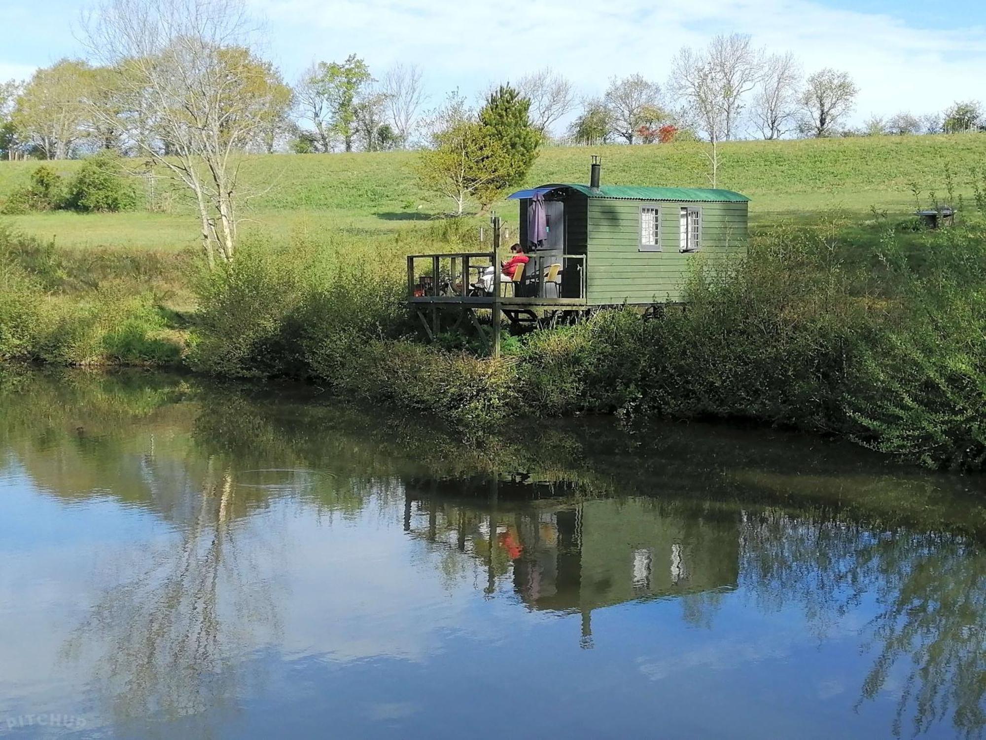 Snug & Secluded Lakeside Shepherds Hut 'Carp' 阿克菲尔德 外观 照片